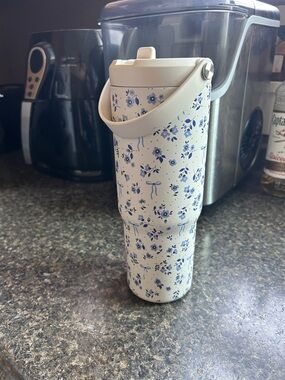 Hydrapeak Floral Travel Tumbler with Handle - Blue on Cream
